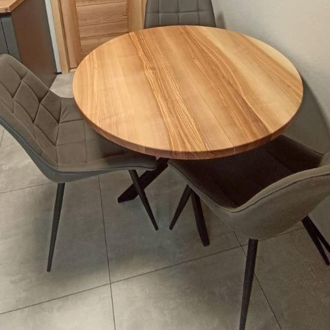Round Extendable Solid Ash Dining Table with Spider Base
